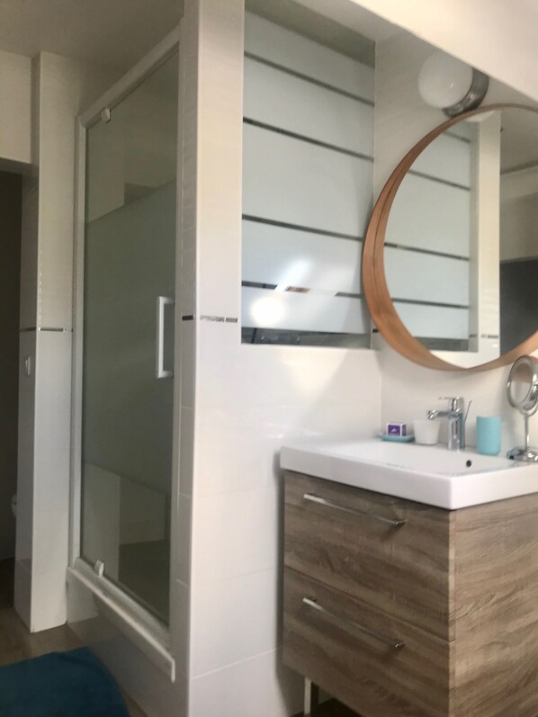 Regadera, amenidades de baño gratuitas, secadora de cabello, toallas 