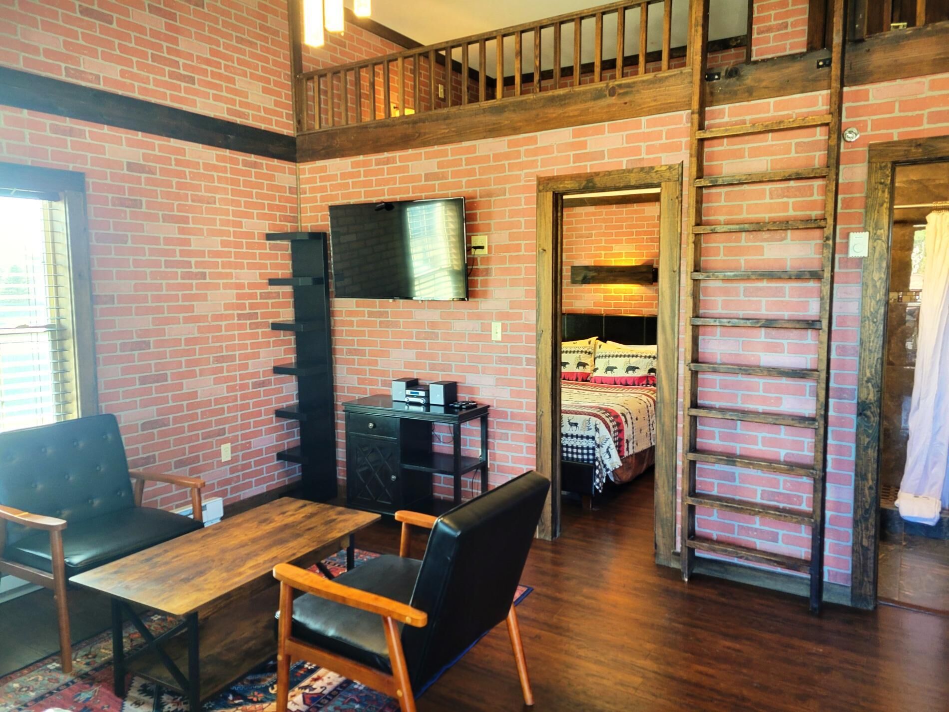 2 bedrooms, iron/ironing board, WiFi