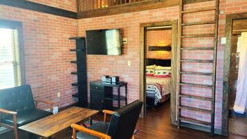 2 bedrooms, iron/ironing board, WiFi