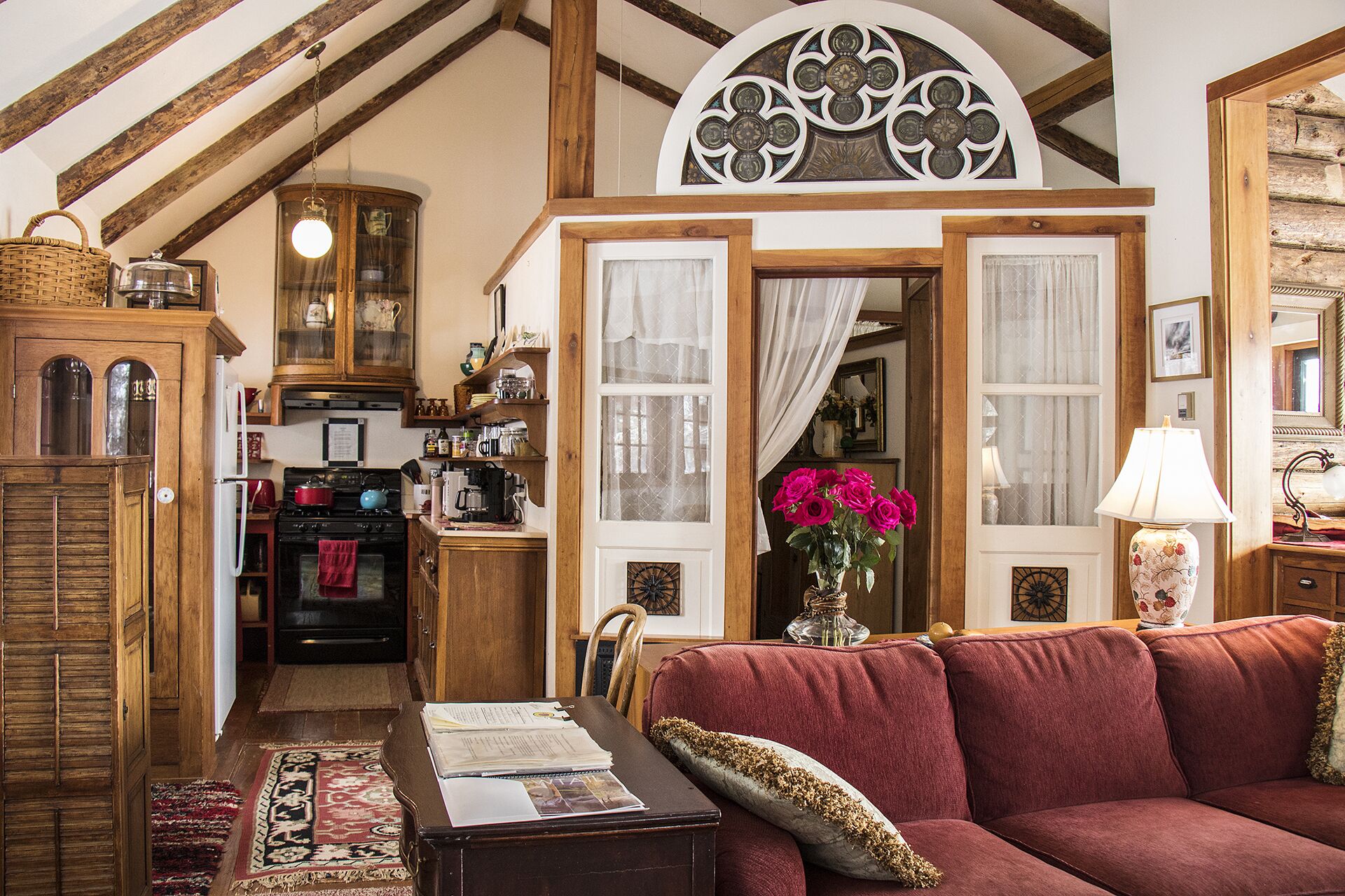 Romantic Bungalow on Private Lake w/Hot Tub