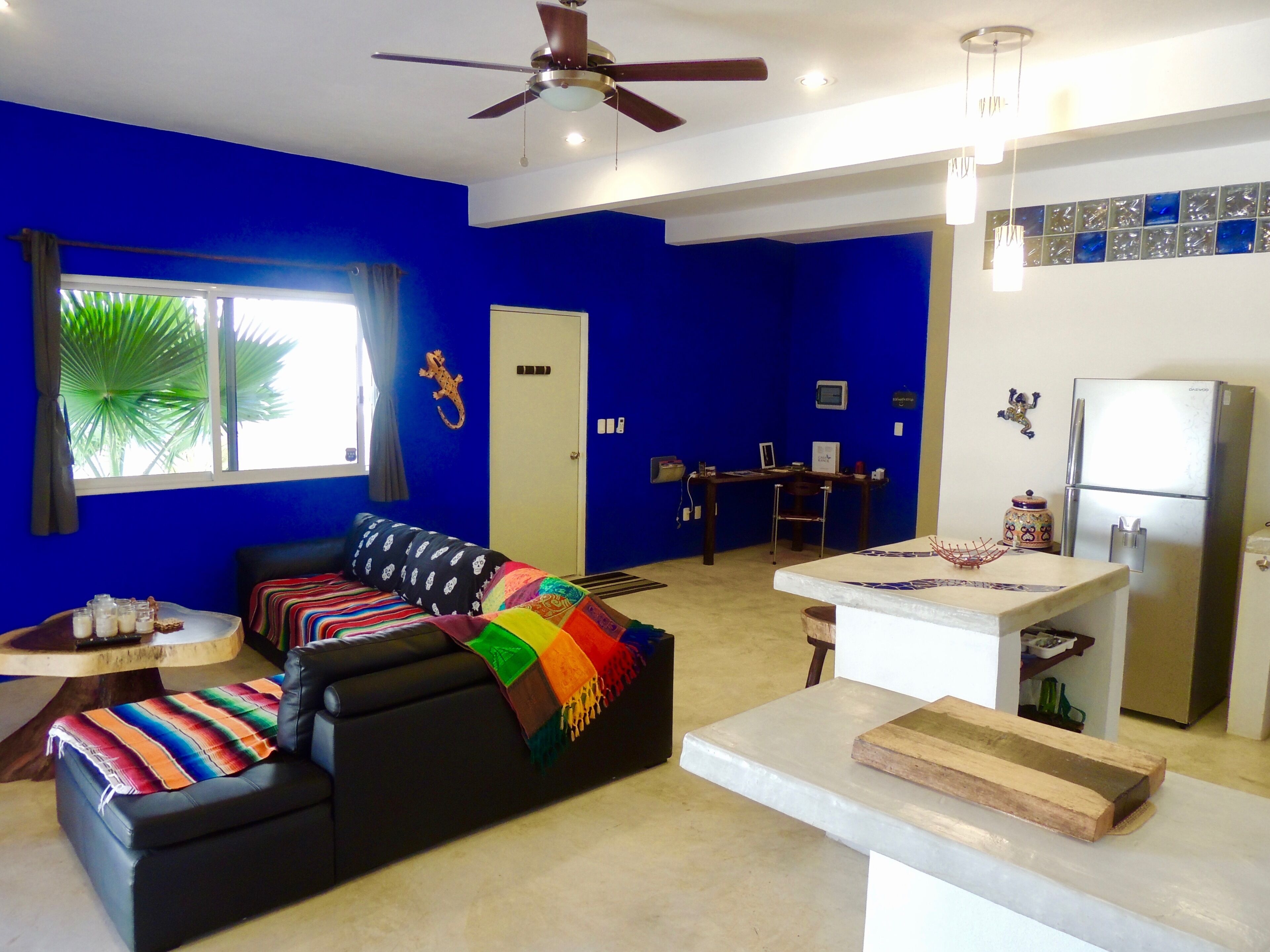 Huge Swimming Pool, Patio, Fiber Optic WiFi, And Walk To Everything