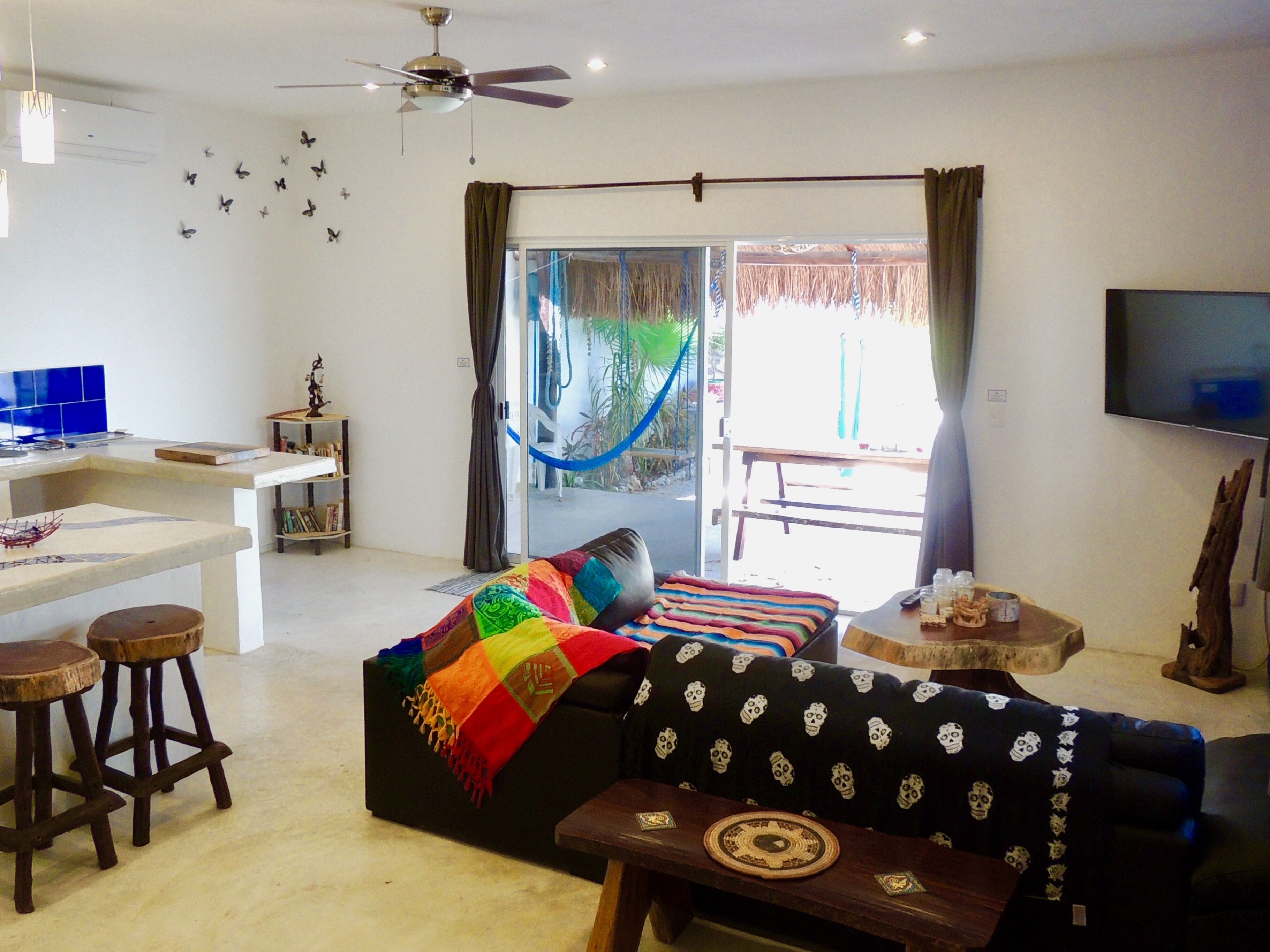 Huge Swimming Pool, Patio, Fiber Optic WiFi, And Walk To Everything