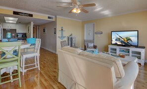 Een smart-tv, een dvd-speler en een stereo