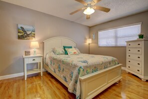 2 bedrooms, iron/ironing board, travel cot, WiFi - Wake to the Sunrise and Steps to the Sunset! Best of Both Worlds! (Indian Rocks Beach)