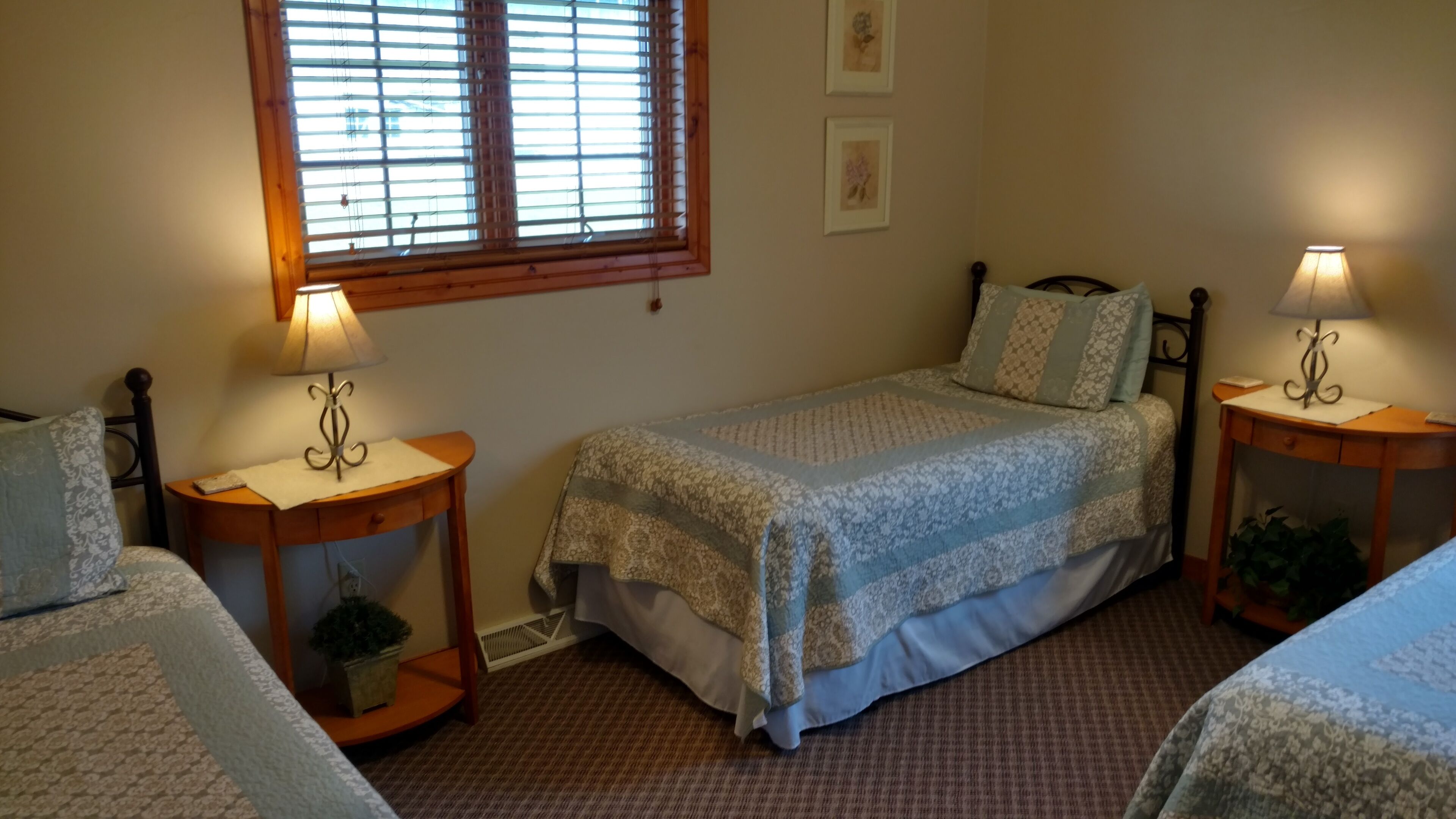 Just Like Home, Private Rooms, Sleeps 16(No Bunk Beds),  13 Miles To Lambeau