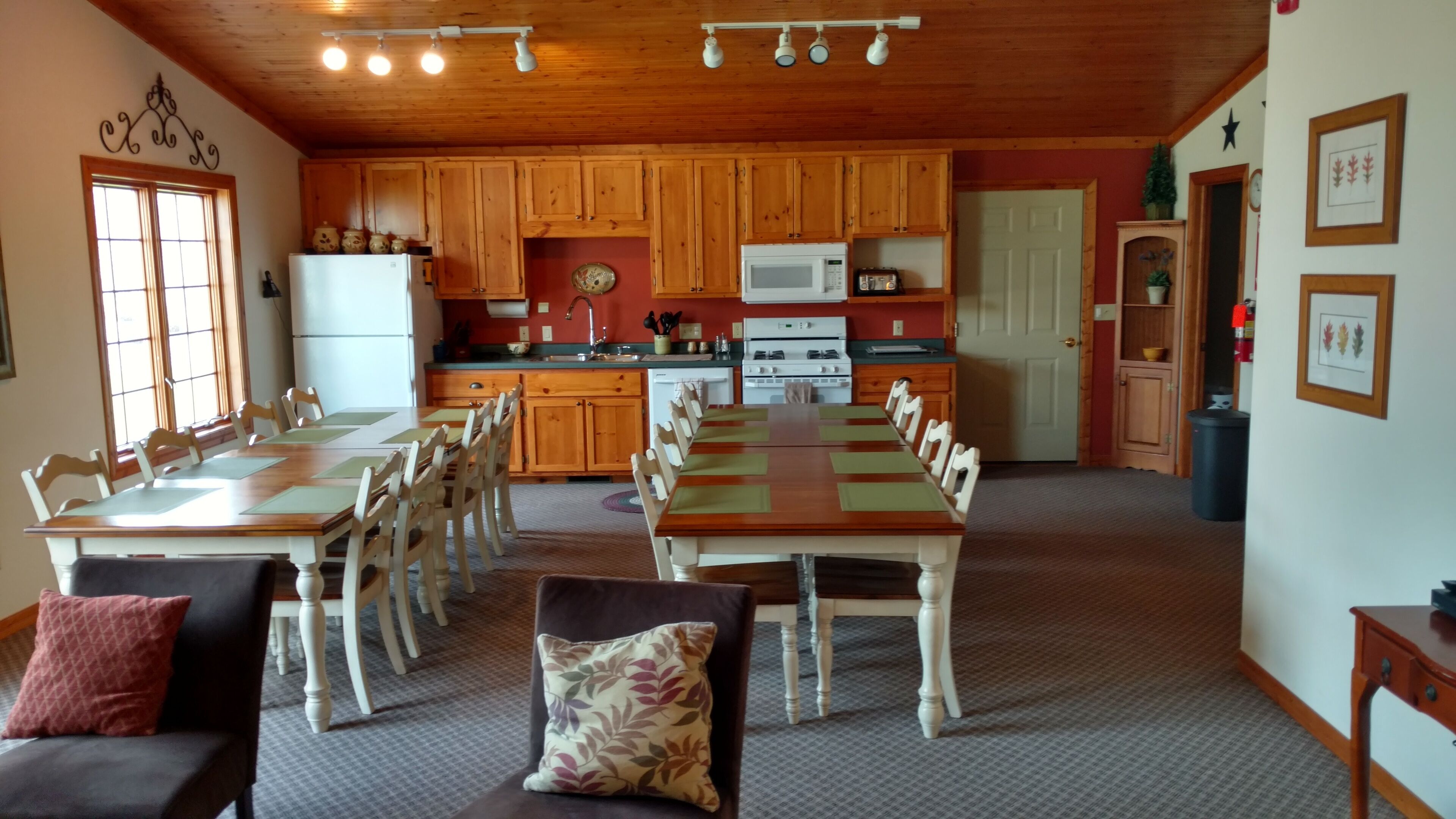 Just Like Home, Private Rooms, Sleeps 16(No Bunk Beds),  13 Miles To Lambeau