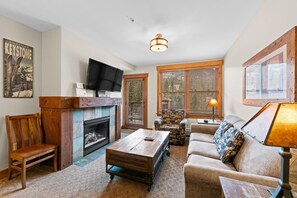 TV, fireplace, books - River Run Condo w/ Great Shared Amenities: Pool, Hot Tubs, Play Area, & More! (Keystone)