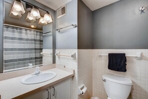 Combined shower/bathtub, towels, toilet paper - Furnished 35th Floor Condo In The Heart Of Downtown Denver (Denver)