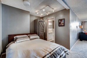 Desk, iron/ironing board, free WiFi, bed sheets - Furnished 35th Floor Condo In The Heart Of Downtown Denver (Denver)