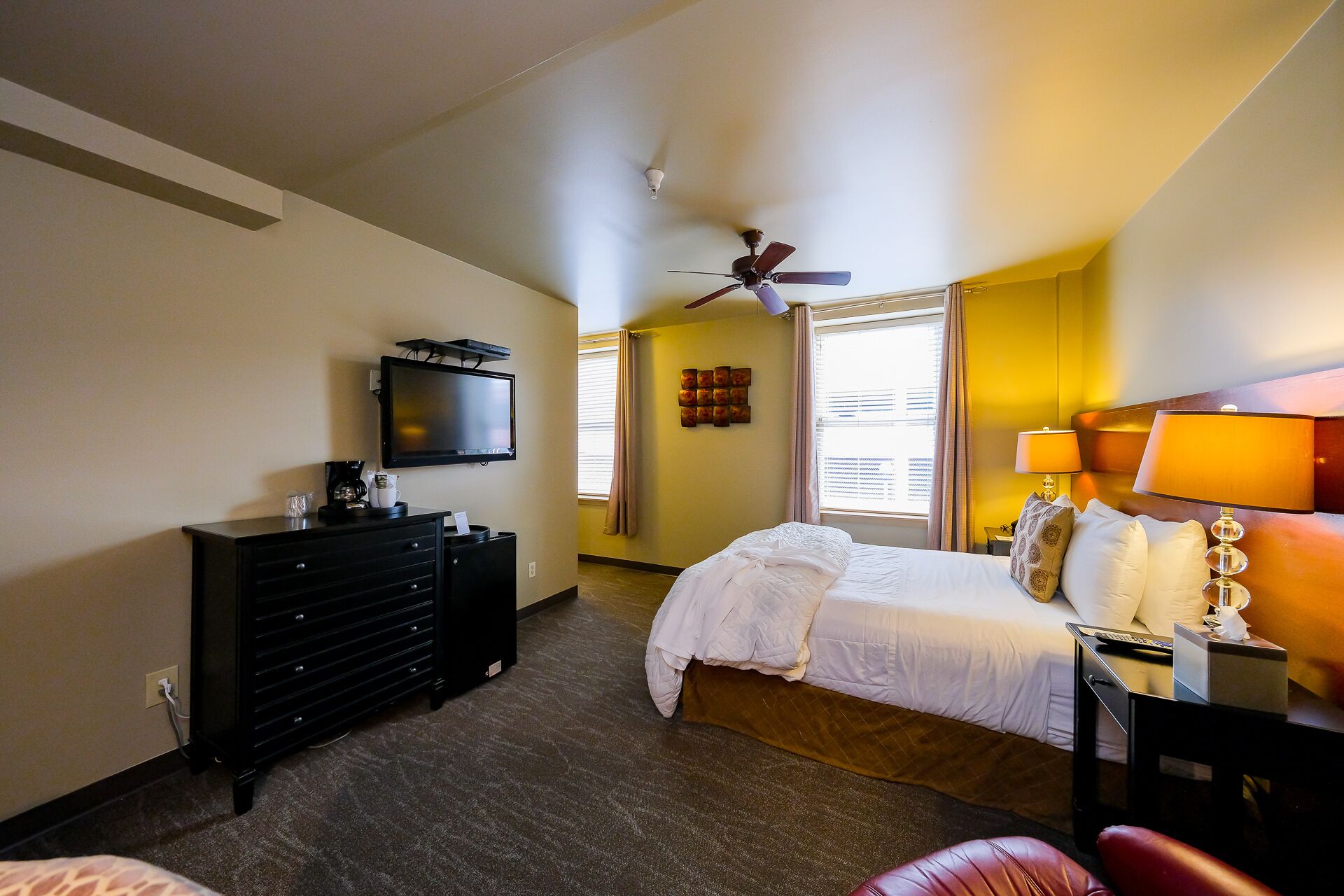 Beautiful Art Deco Suite Located Near Downtown & The Marina- Unit 7 Queen