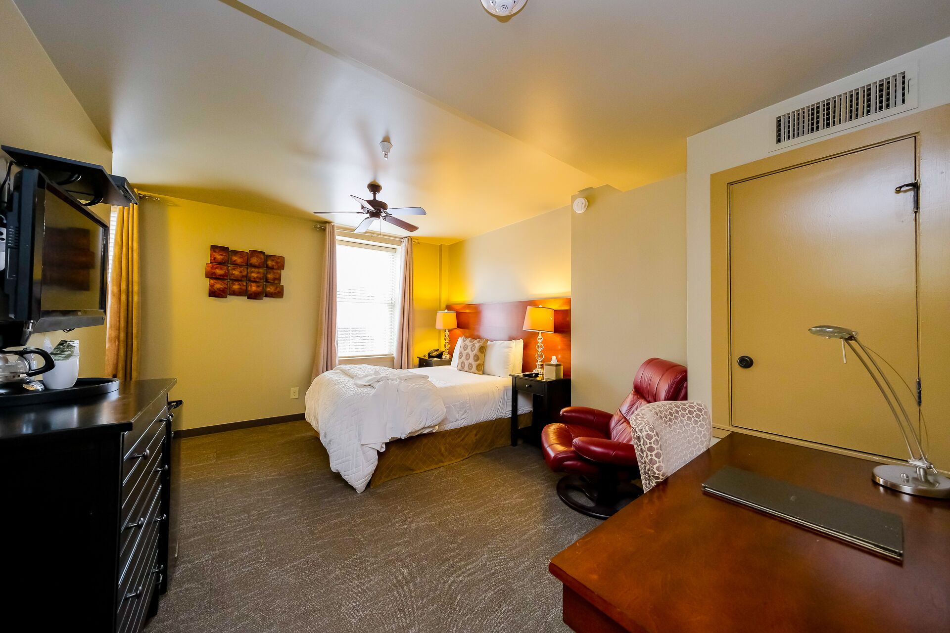 Beautiful Art Deco Suite Located Near Downtown & The Marina- Unit 7 Queen