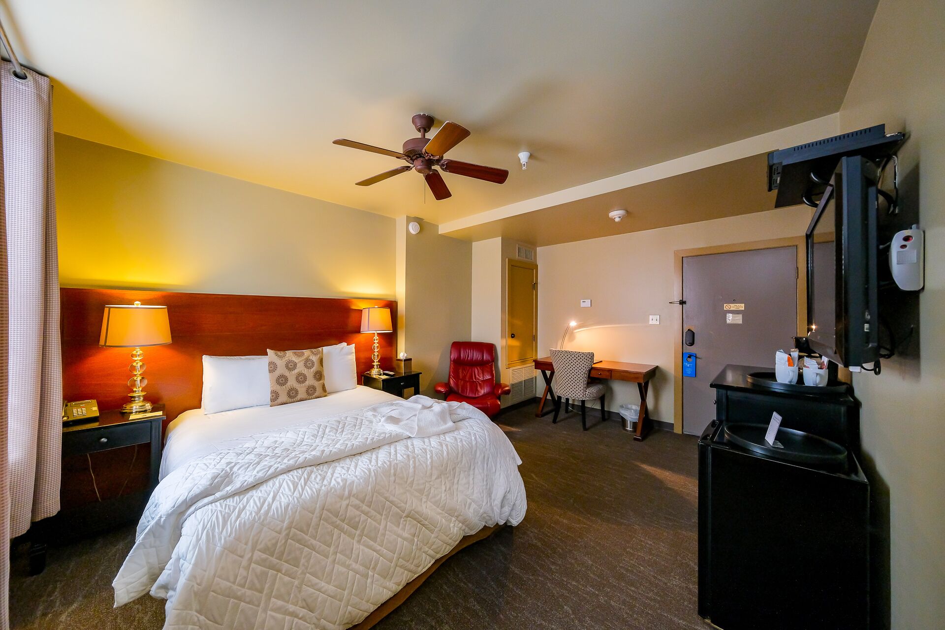 Beautiful Art Deco Suite Located Near Downtown & The Marina- Unit 7 Queen