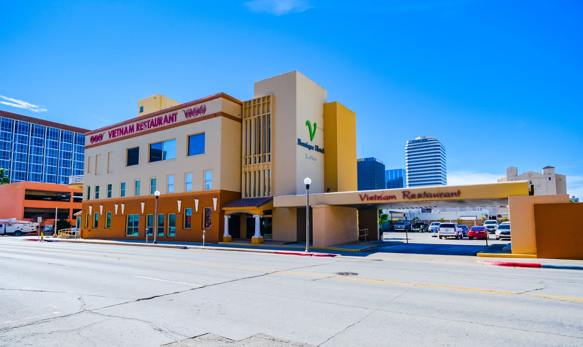 Beautiful Art Deco Suite Located Near Downtown & The Marina- Unit 7 Queen