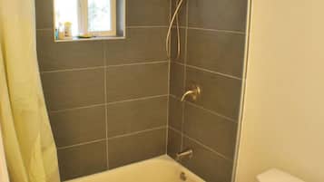 Baignoire, sèche-cheveux