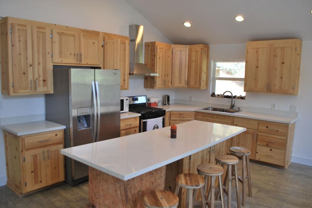 Een koelkast, een koffiezetapparaat/waterkoker