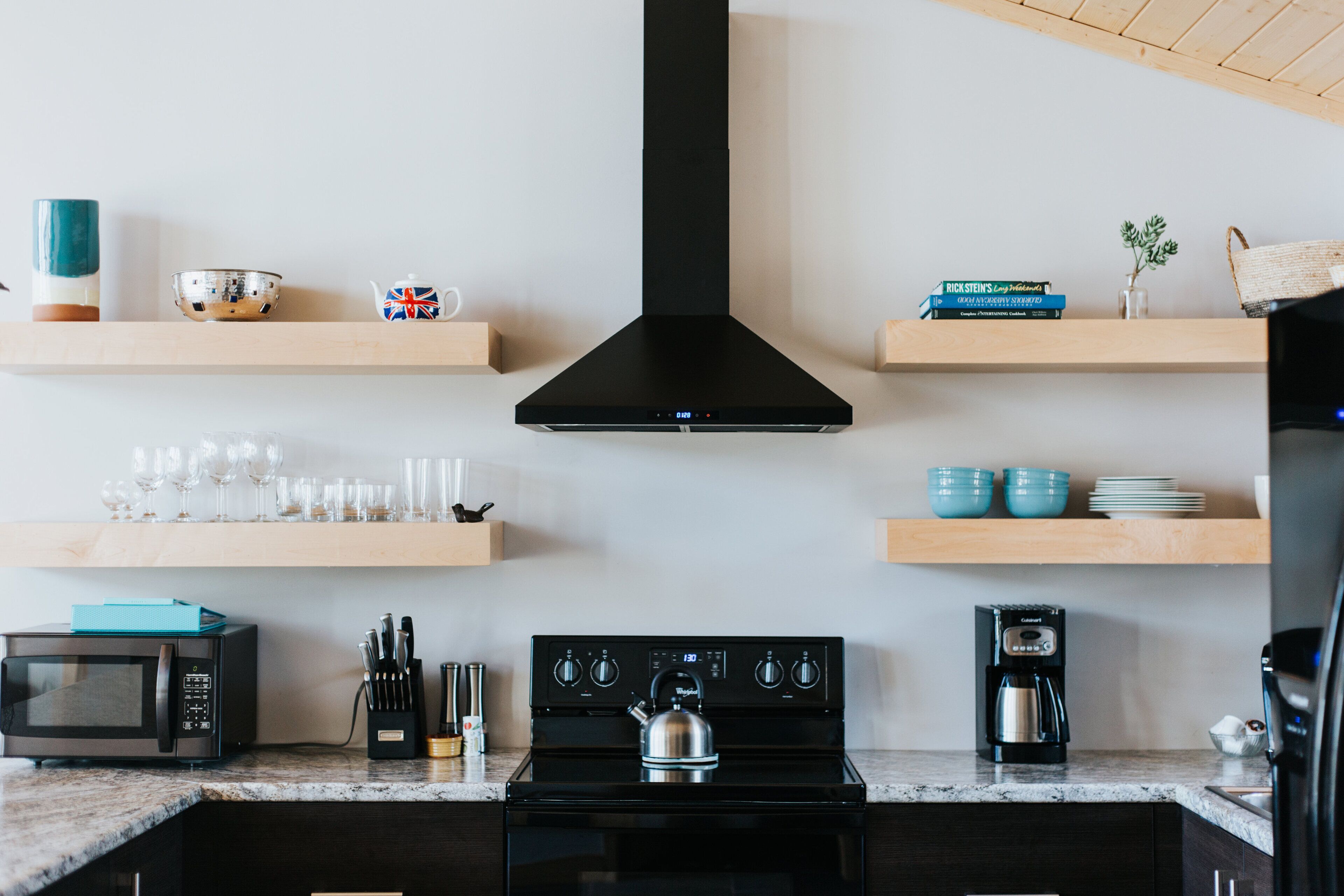 Secluded, Contemporary space, Mountain Views, all year heated Swim Spa & Hot Tub