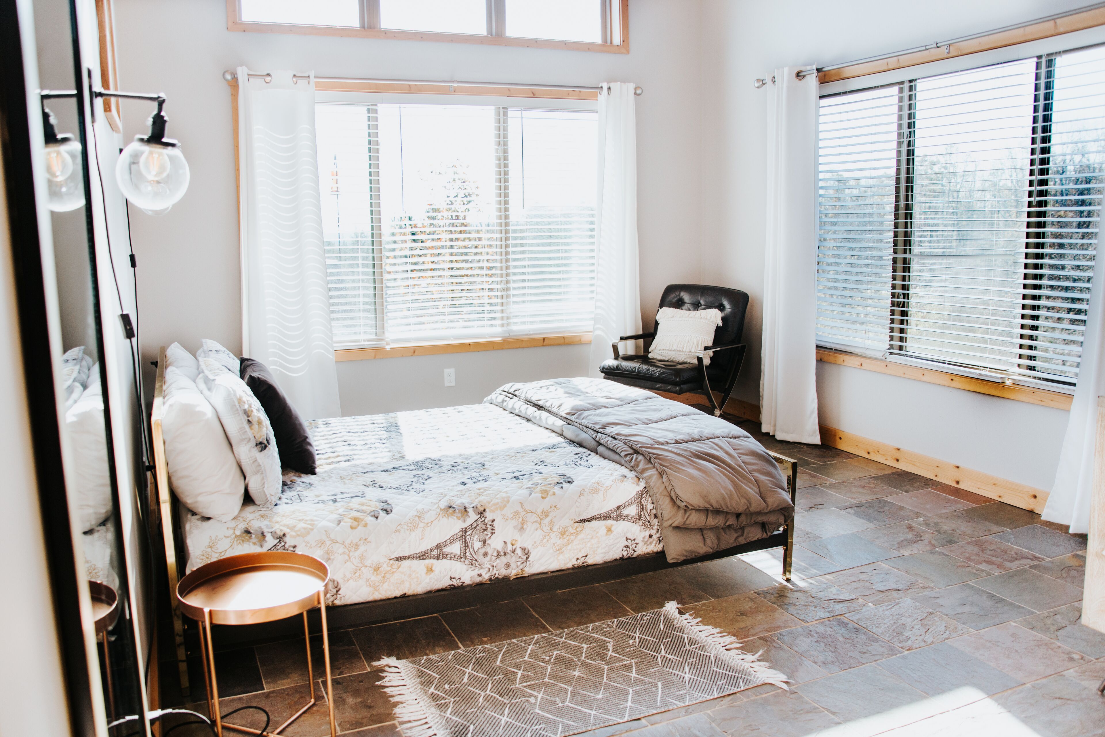 Secluded, Contemporary space, Mountain Views, all year heated Swim Spa & Hot Tub