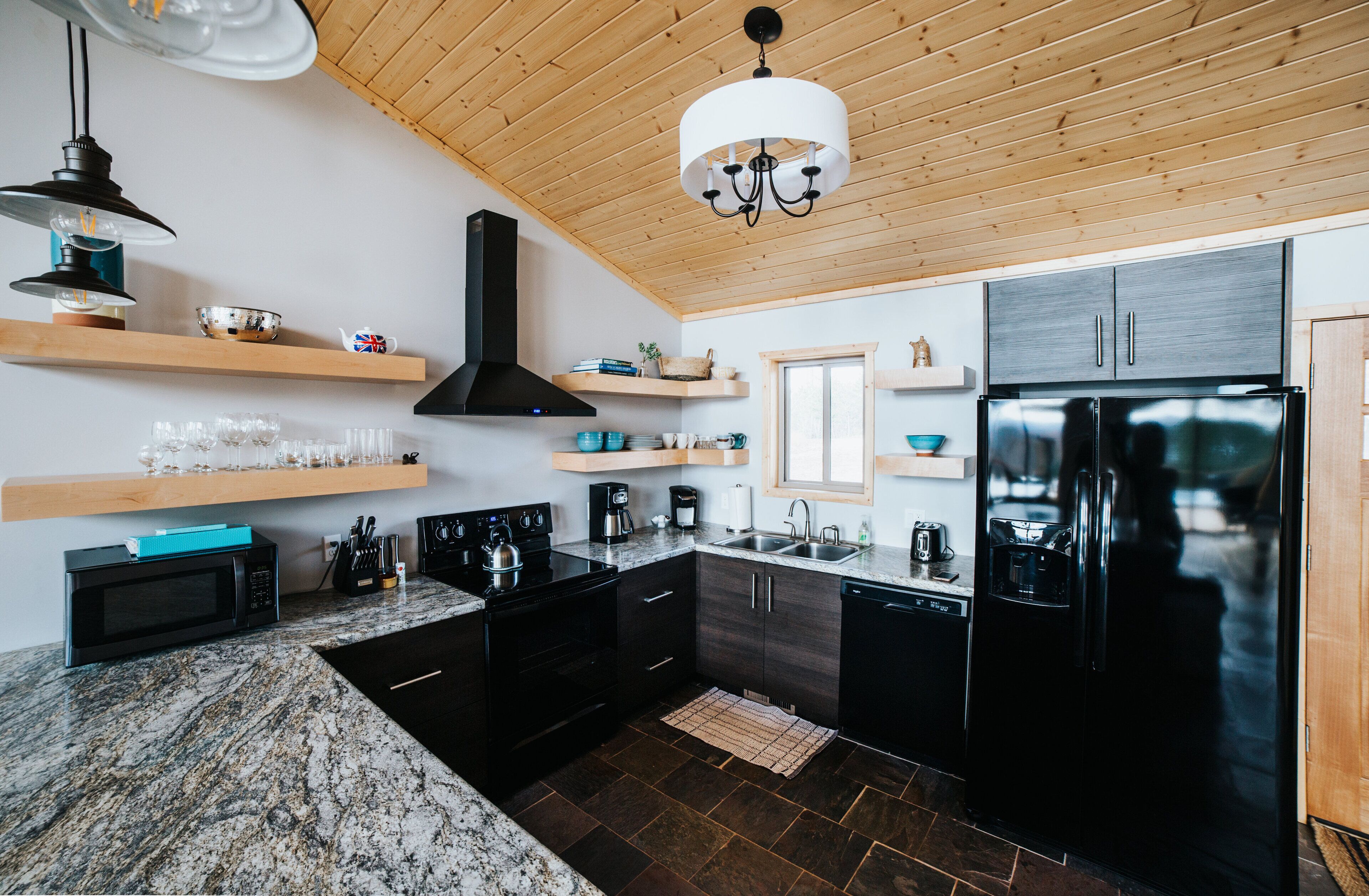 Secluded, Contemporary space, Mountain Views, all year heated Swim Spa & Hot Tub