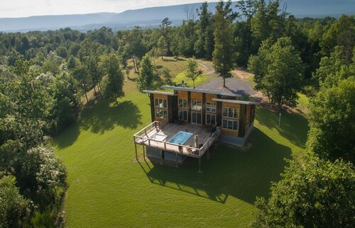 Secluded Modern space, Mountain Views, all year heated Swim Spa & Hot Tub