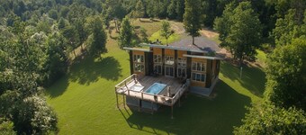 Secluded Modern space, Mountain Views, all year heated Swim Spa & Hot Tub