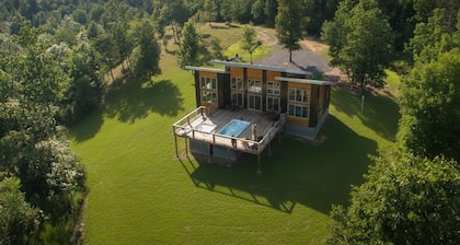 Secluded Modern space, Mountain Views, all year heated Swim Spa & Hot Tub