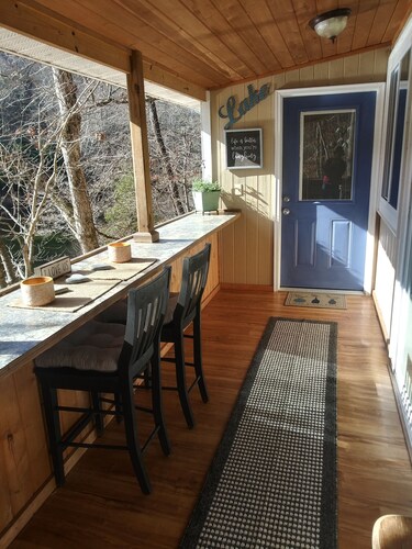  Charming Waterfront Cabin Auf dem Oconaluftee River nennen wir "The Love Nest". 