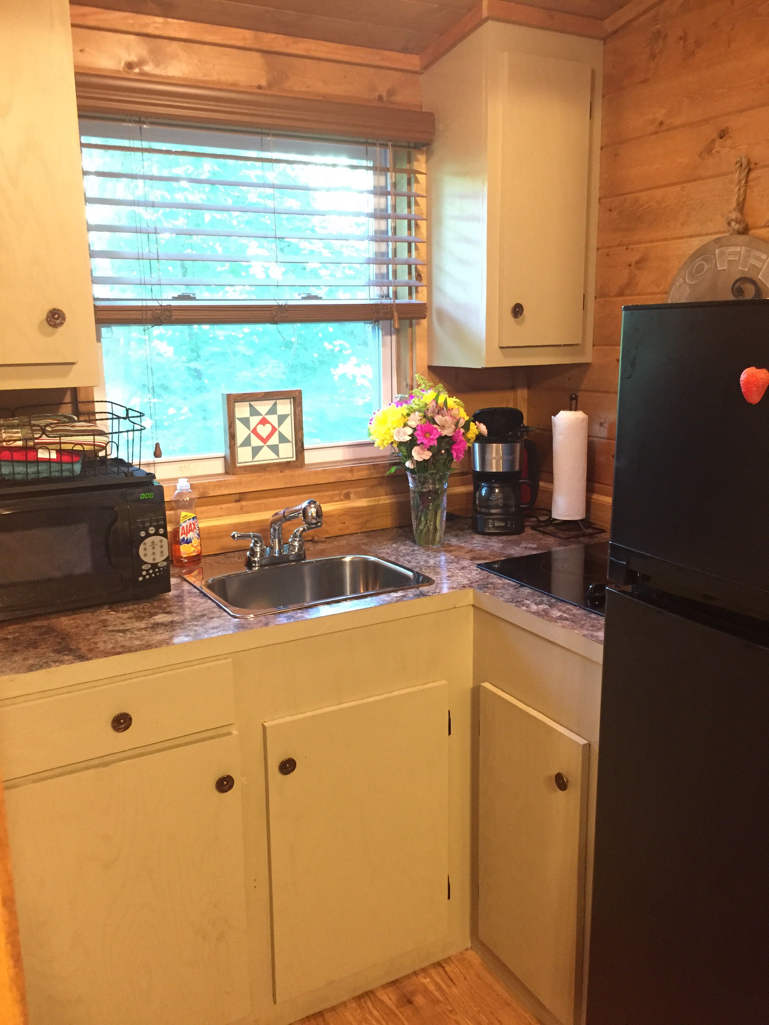  Charming Waterfront Cabin On The Oconaluftee River we call " The Love Nest". 