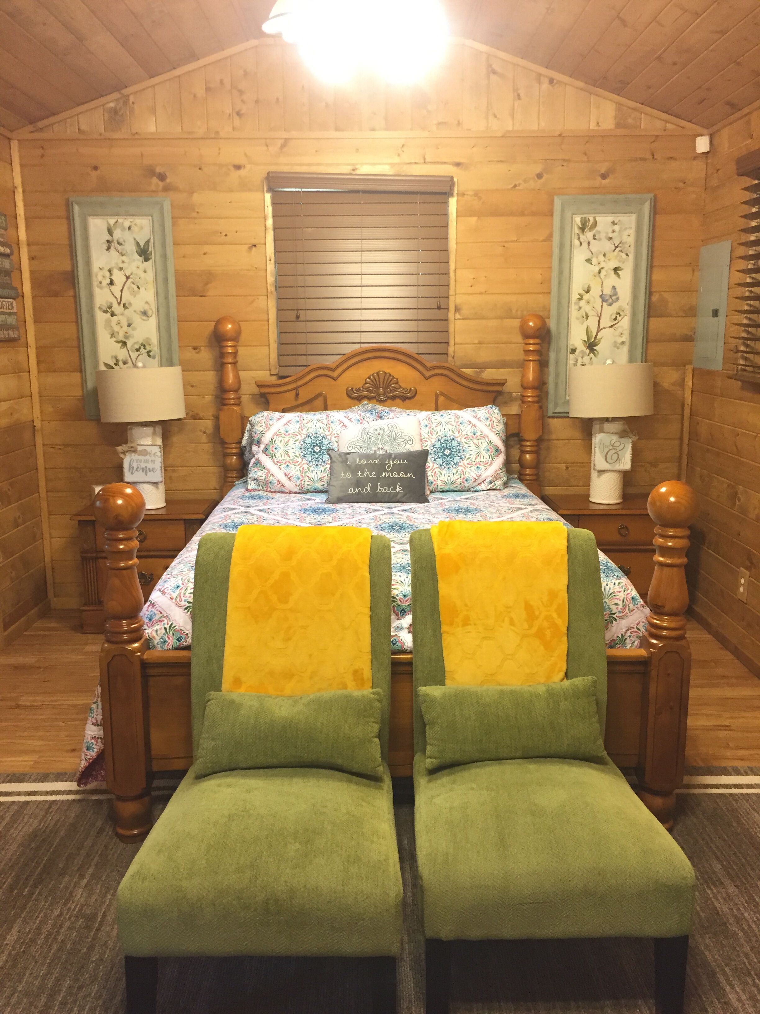  Charming Waterfront Cabin On The Oconaluftee River we call " The Love Nest". 