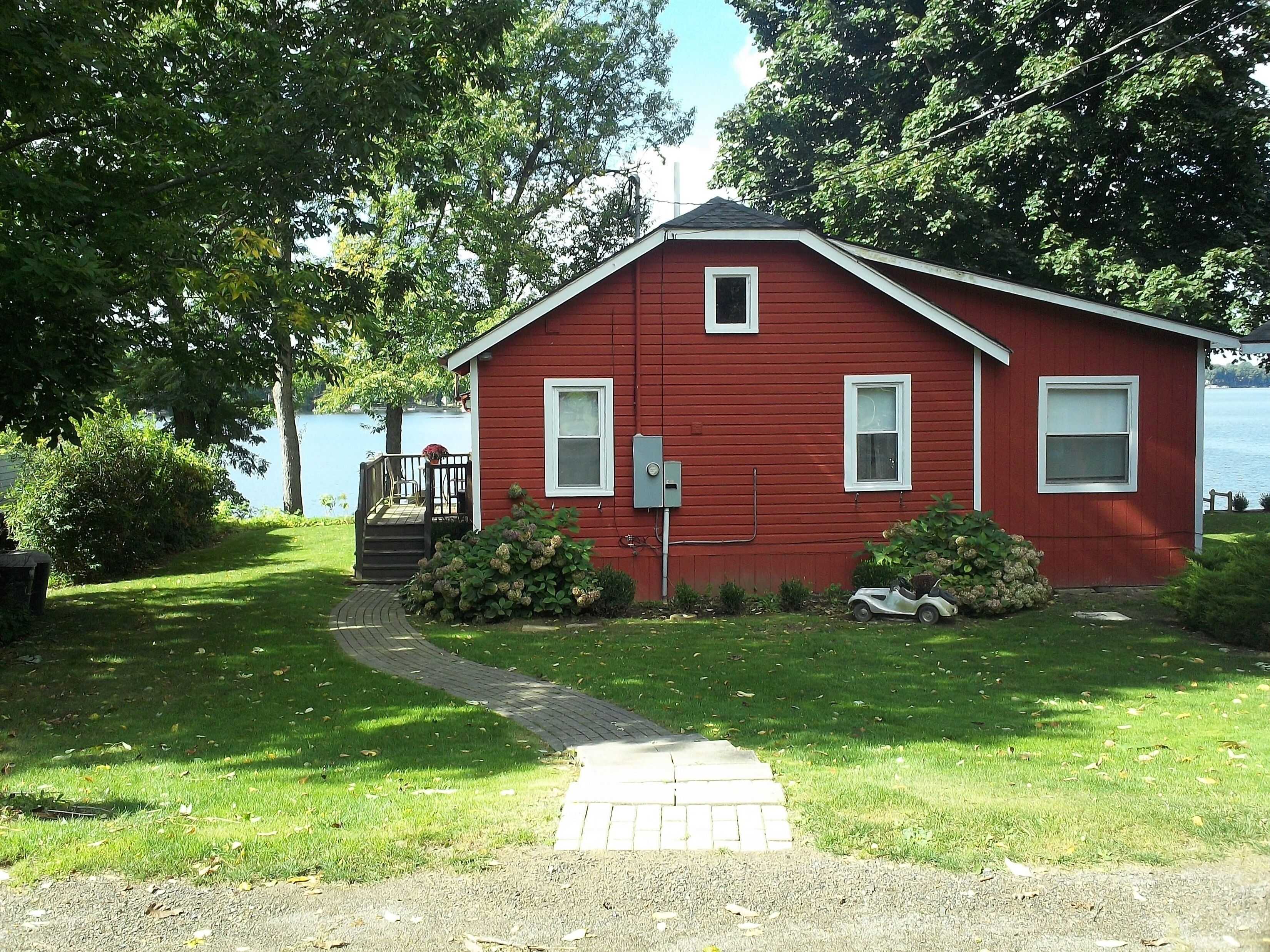 Red Cottage On Sodus Bay<br>Dog Friendly<br>Sleeps 8