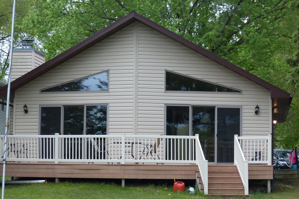 Bear Lake Vacation Home Manawa, WI --Great Snowmobiling location!