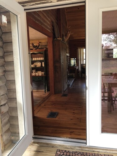 Log Cabin near Ocala and World Equestrian Center ideal for family retreats.