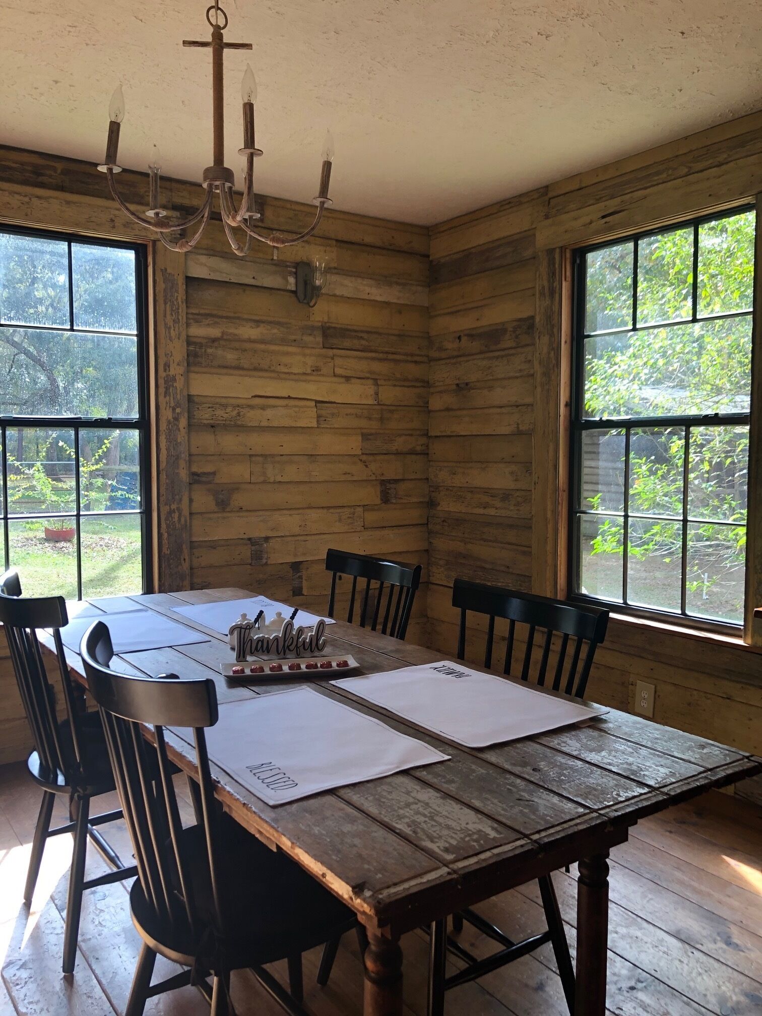 Log Cabin near Ocala and World Equestrian Center ideal for family retreats.