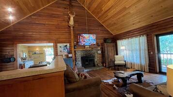 Smart-tv, een open haard, boeken en een stereo