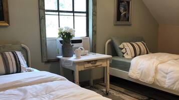 3 bedrooms, desk, iron/ironing board, free WiFi