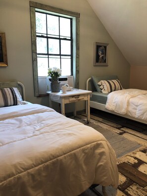 3 habitaciones, escritorio, tabla de planchar con plancha y wifi gratis