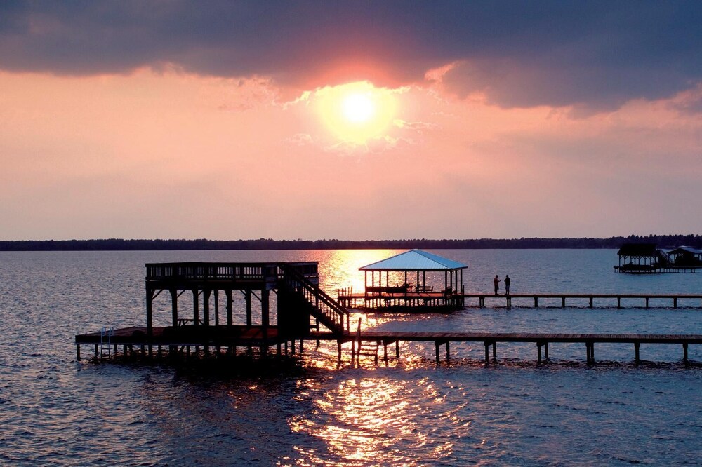 Bay Tree Lake Waterfront Home near White Lake NC sleeps 12