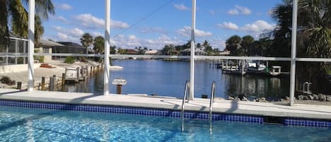 Alberca al aire libre y alberca climatizada