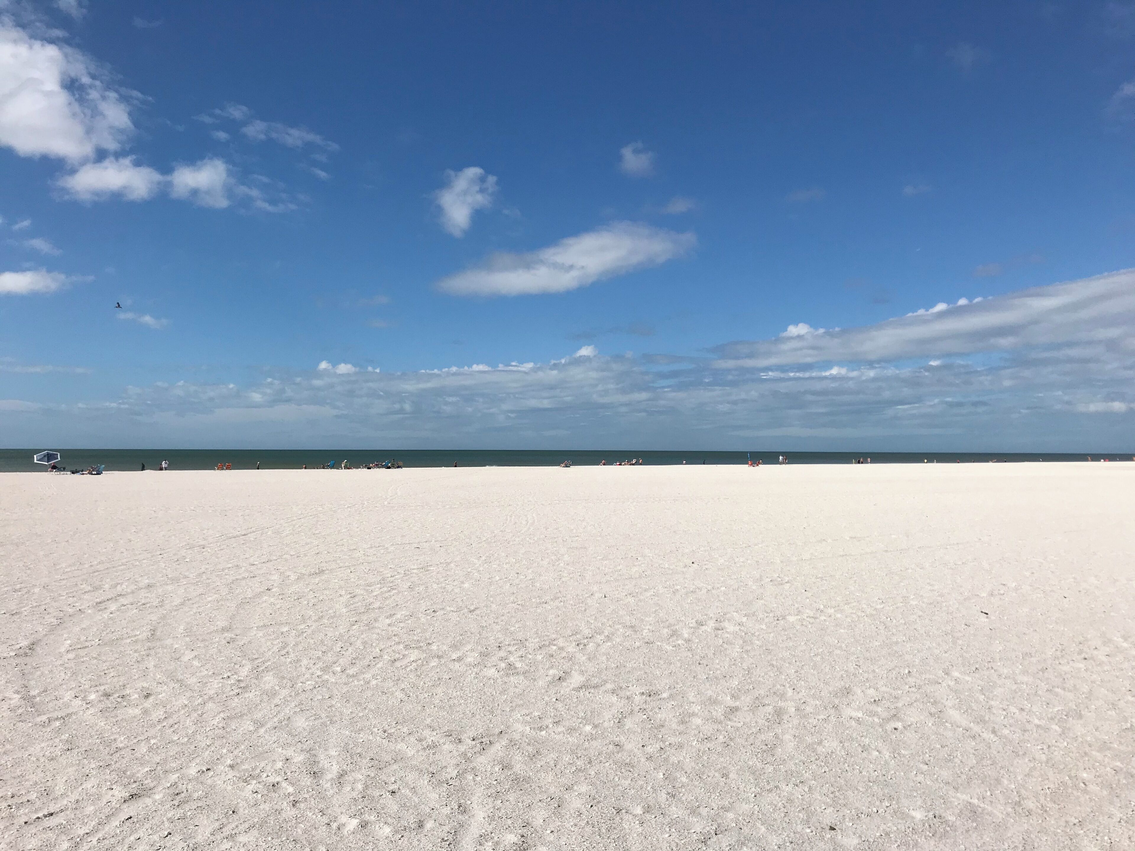 Ranta lähistöllä, aurinkotuoleja, rantapyyhkeitä