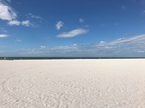 Plage à proximité, chaise longue, serviettes de plage