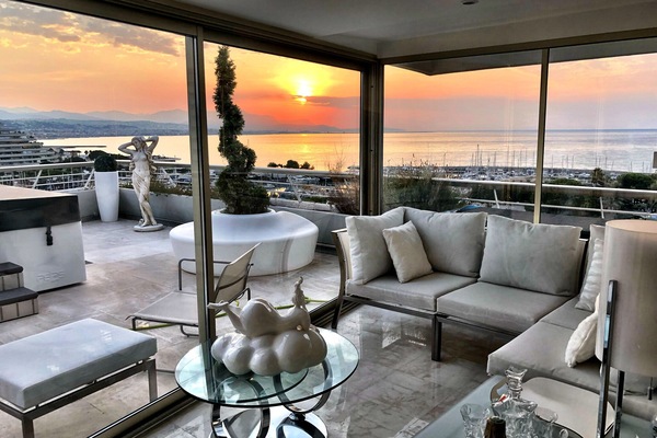 Smart TV, reproductor de DVD, libros, biblioteca de música