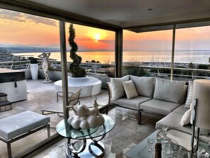 TV connectée, lecteur de DVD, livres, médiathèque