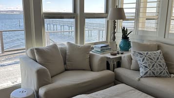 Smart-TV, DVD-Player, BĂŒcher, Stereoanlage