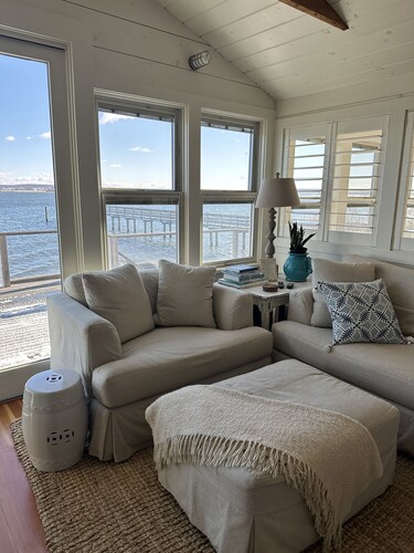 Classic Beachfront Cottage, Newport County, RI