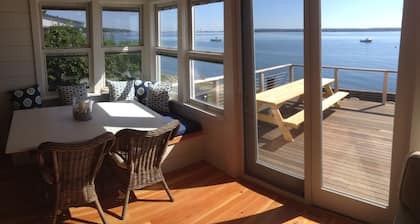 Classic Beachfront Cottage, Newport County, RI