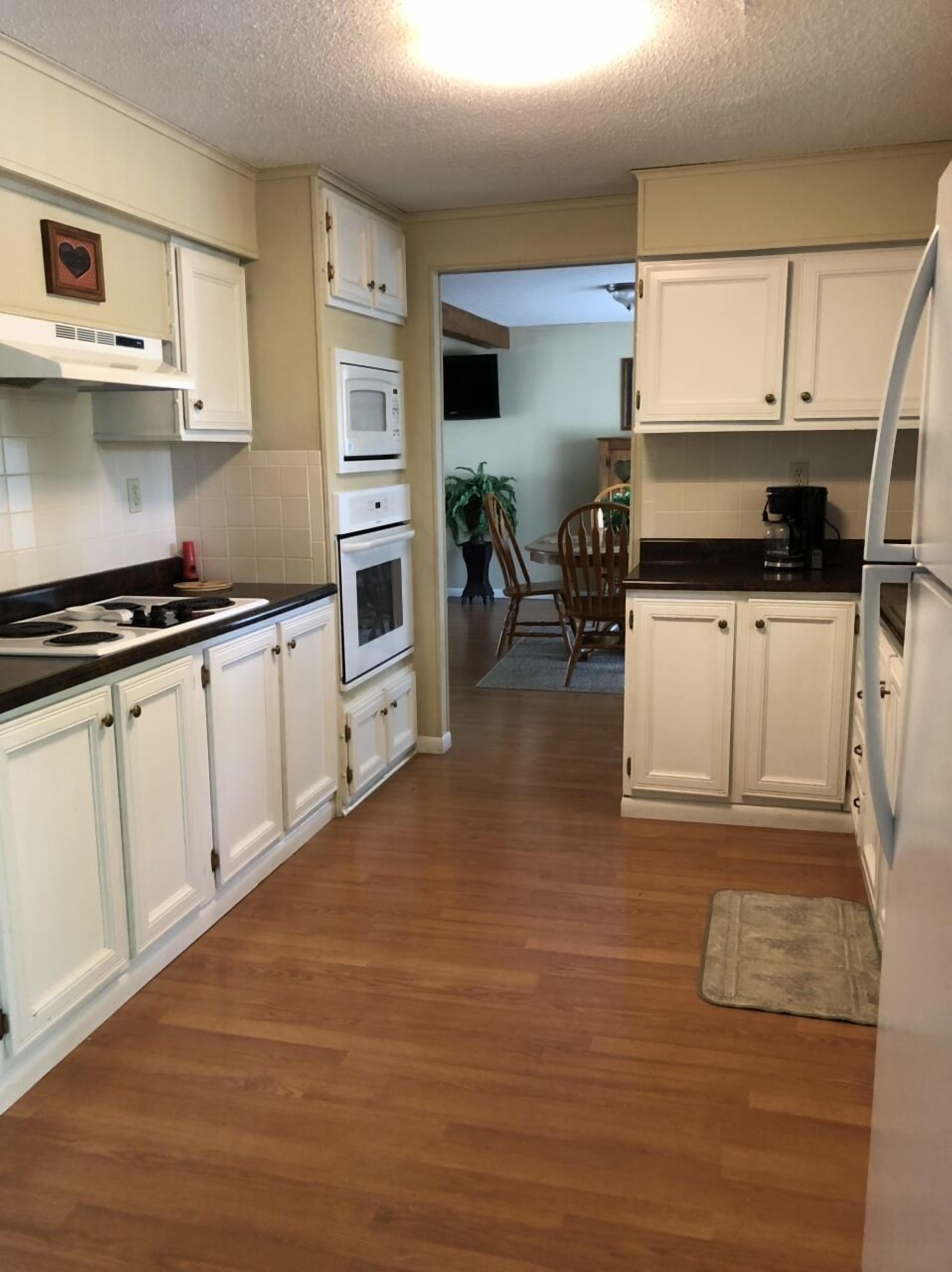  OZARK GETAWAY-Mtn. Home AR Cabin-Sleeps10 (2K,2Q,2T),3 Baths, HS Internet/WiFi