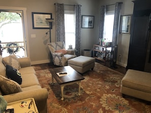 Télévision, cheminée, lecteur de DVD