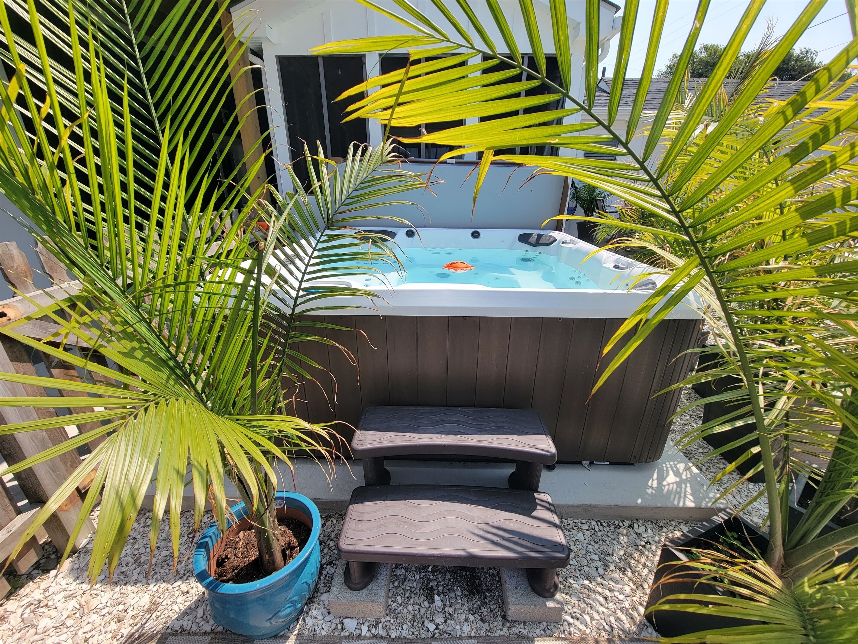 Cozy Cottage~Hot Tub~Gas Fireplace~Pet Friendly!