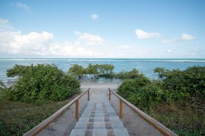 Na praia, espreguiçadeiras 
