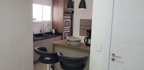Geladeira, micro-ondas, fogão, cooktop