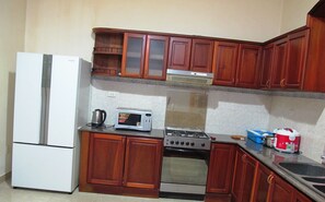 Kühlschrank, Mikrowelle, Ofen